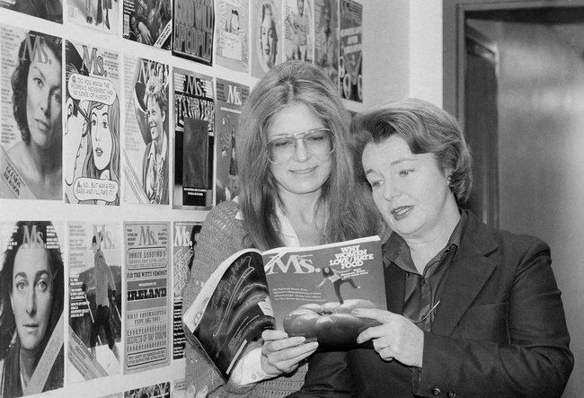 H Γκλόρια Στάινεμ με τεύχη του «Ms Magazine»