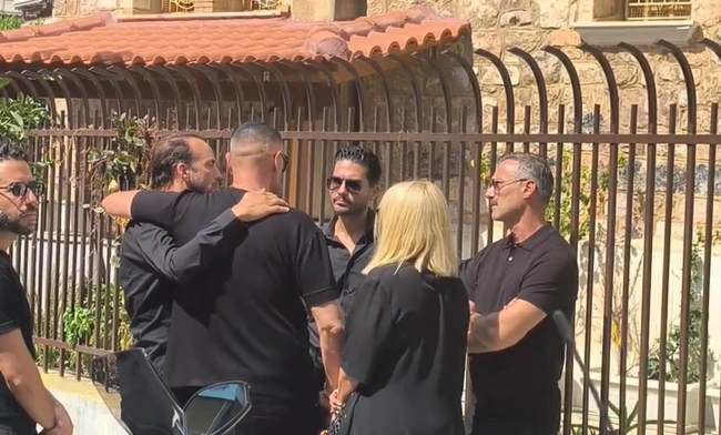 Η αγκαλιά Παπαρίζου, Μουζουράκη, Καπουτζίδη, Nivo και Μάστορα στην κηδεία Μαζωνάκη