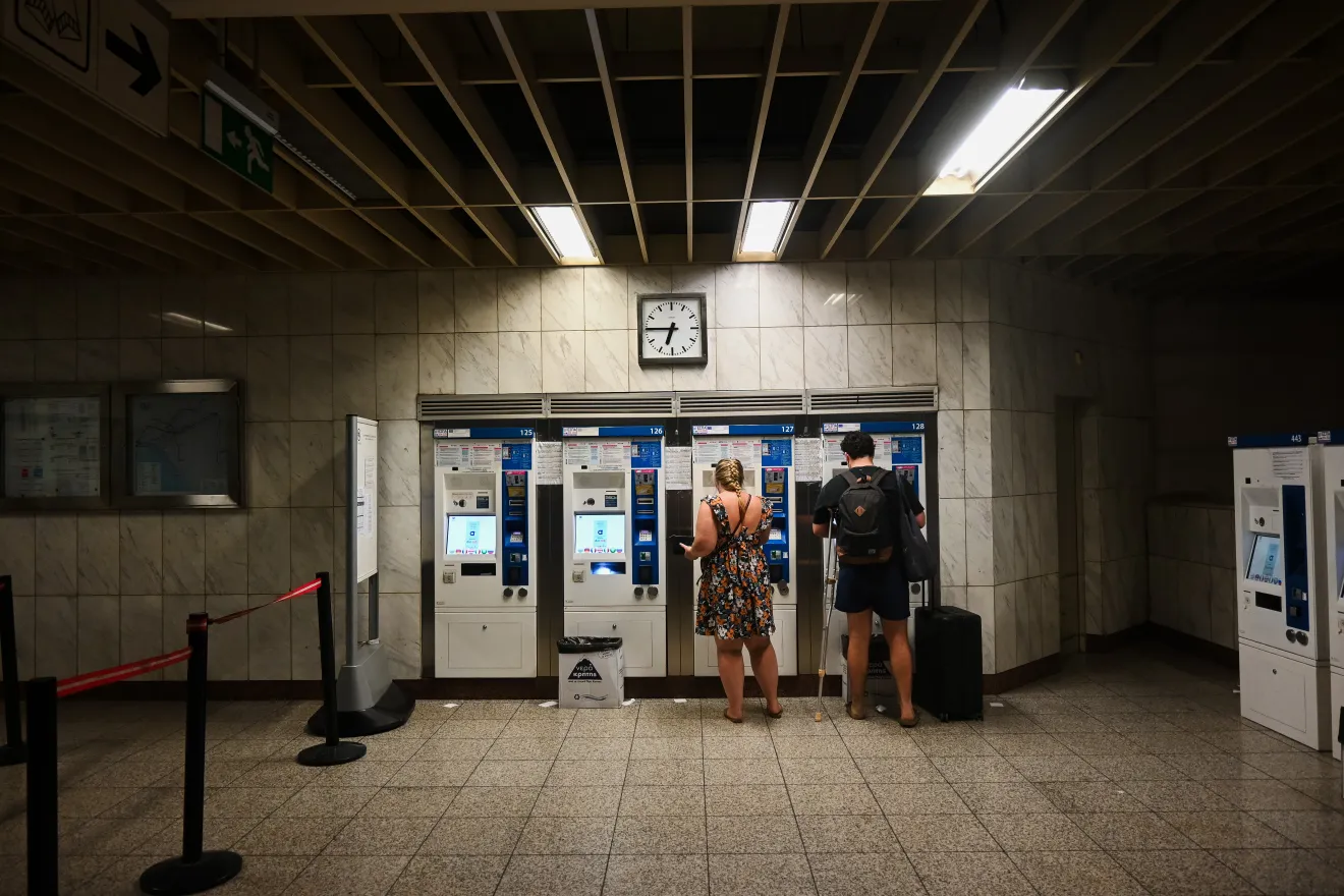Δυο τουρίστες βγάζουν εισιτήριο για το μετρό.
