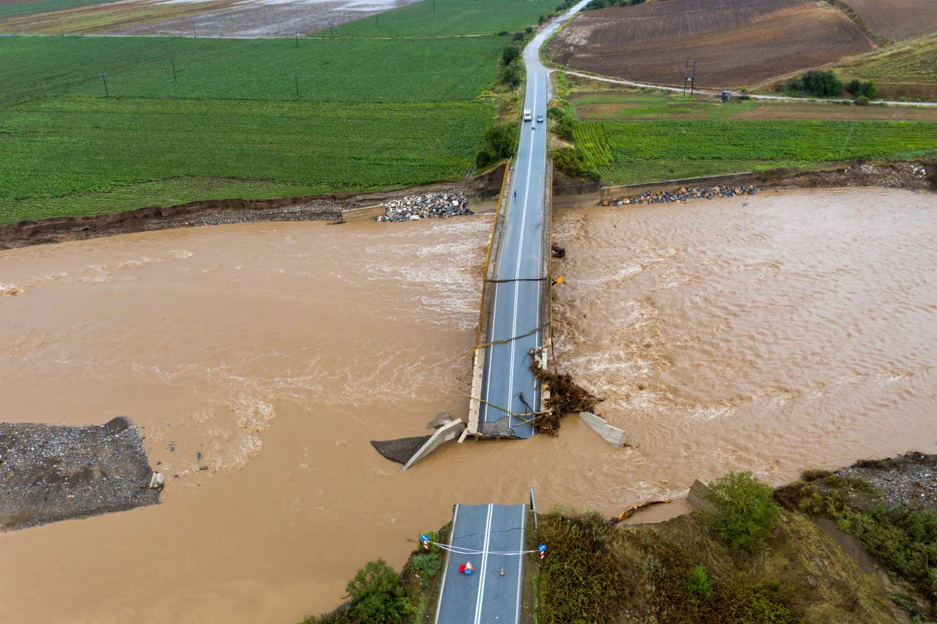Καταστροφές σε γέφυρα στον Κάμπο.