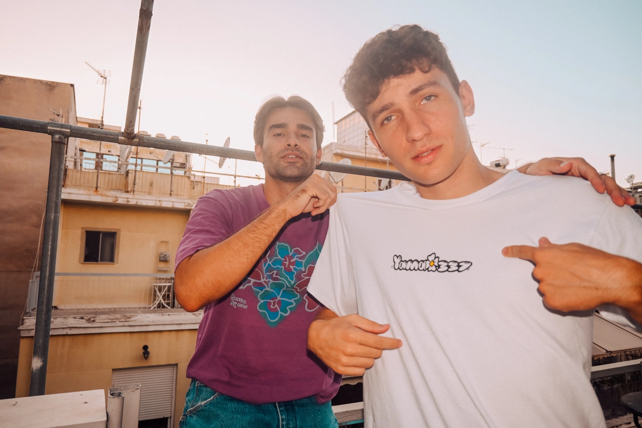 Ο Μανώλης και ο Γιάννης στο μπαλκόνι του σπιτιού τους.