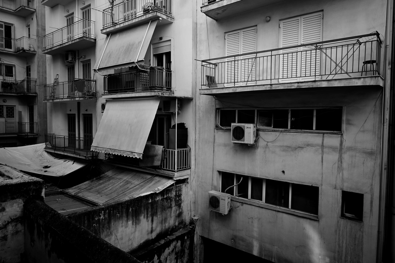 Tο πίσω μέρος του διαμερίσματος της οδού Νιόβης, όπως το έβλεπαν οι ένοικοι παρακείμενης πολυκατοικίας.