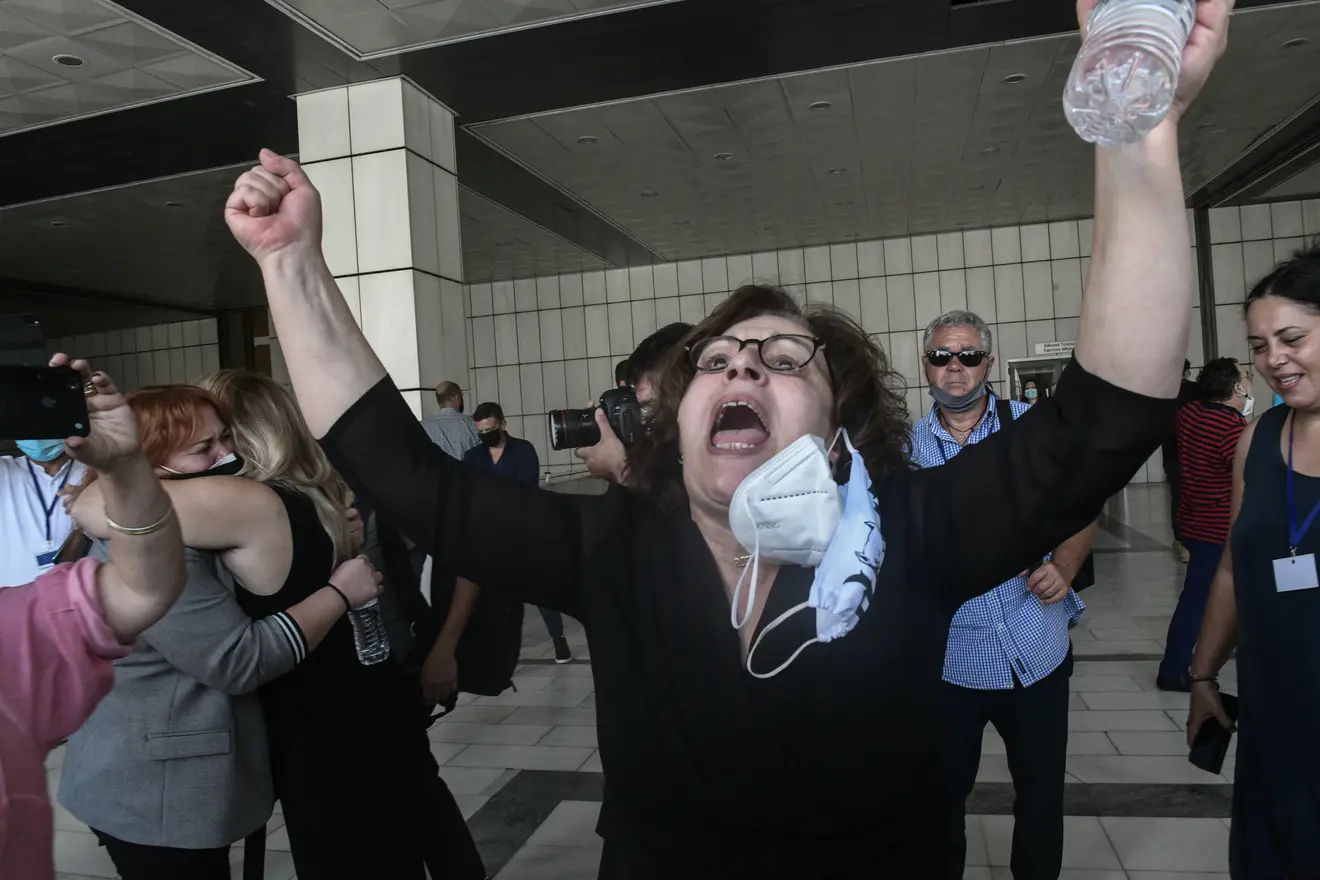 Η Μάγδα Φύσσα όταν βγαίνει από την αίθουσα.