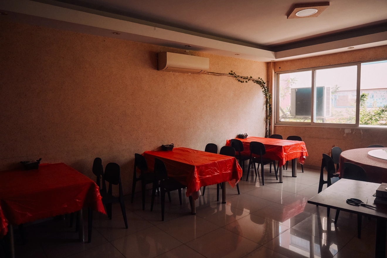 Τα άδεια τραπέζια του εστιατορίου.