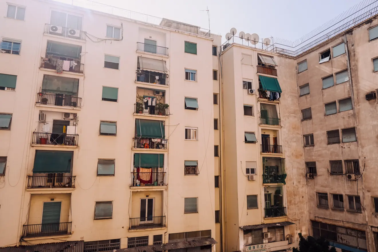 Οι πολυκατοικίες γύρω από την Chinatown.