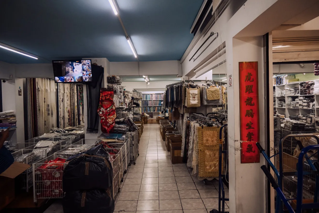 Ένα κινέζικο κατάστημα ρούχων.