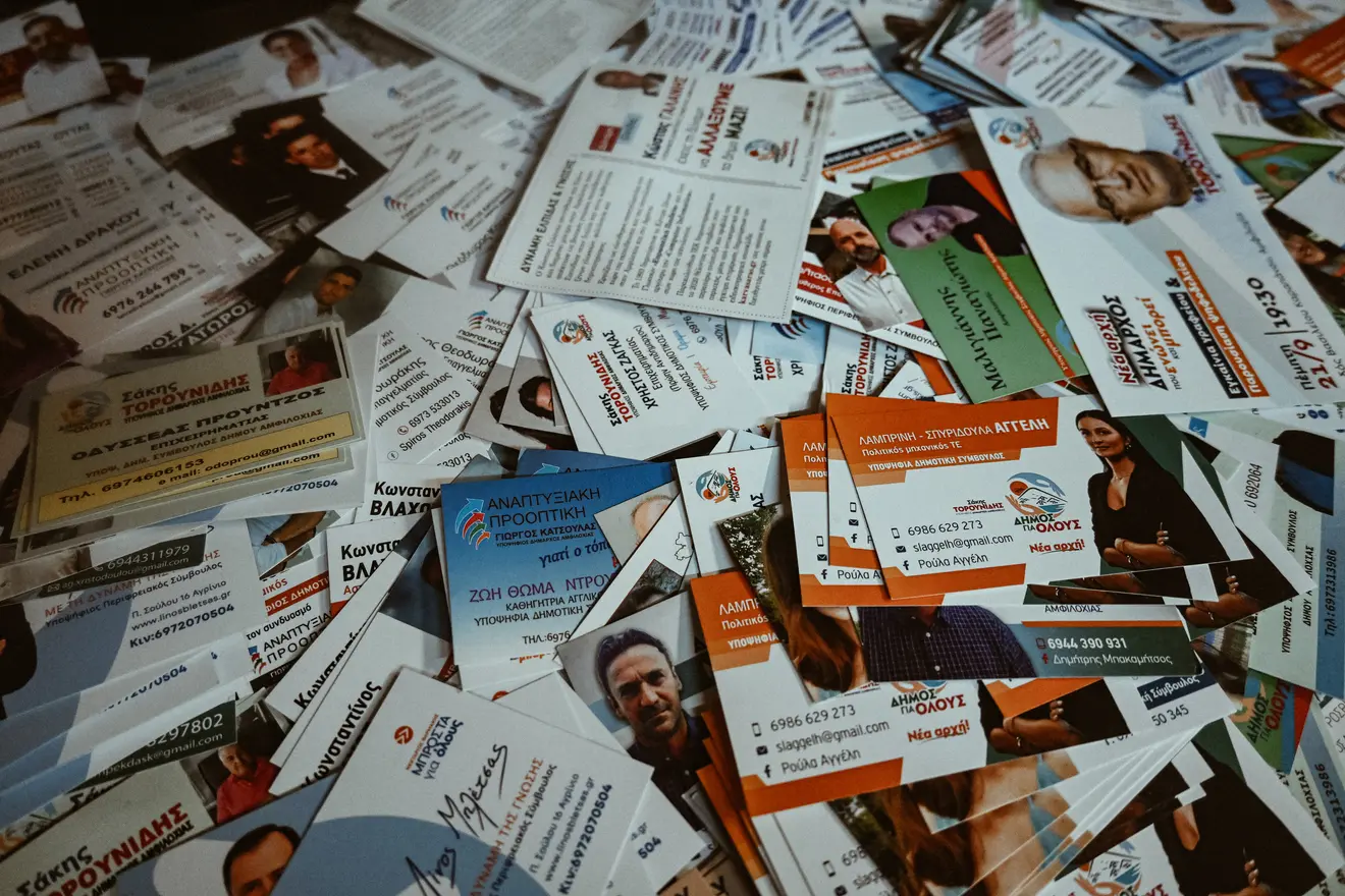 Κάρτες υποψήφιων δημοτικών συμβούλων της περιοχής.