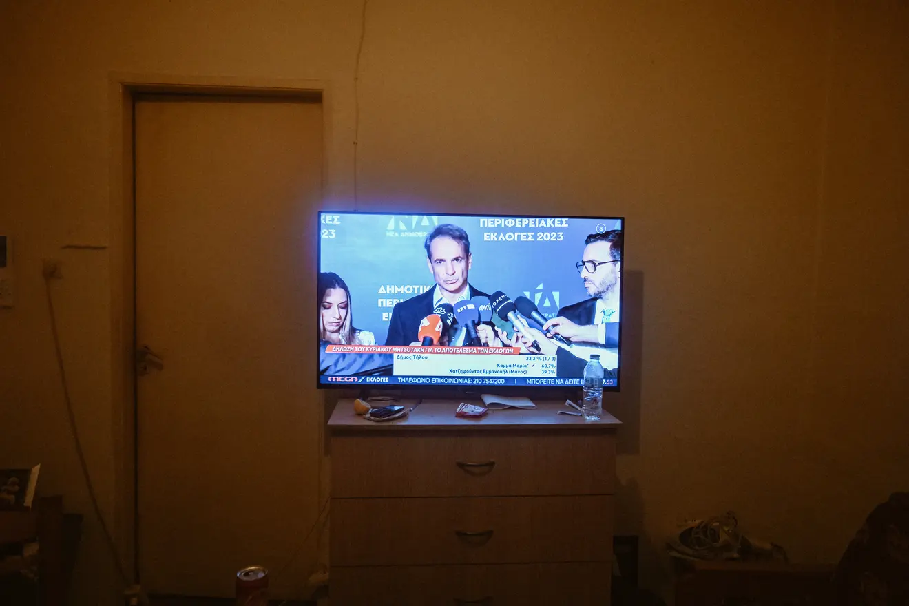 Ο Κυριάκος Μητσοτάκης κάνει δηλώσεις στις τηλεοπτικές κάμερες.