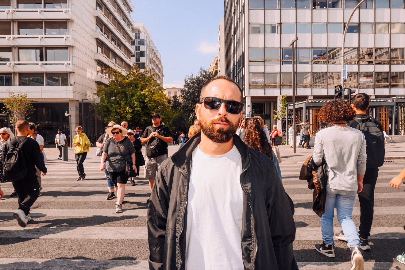 Ο Γιάννης Ρούσσος στην πλατεία Συντάγματος.