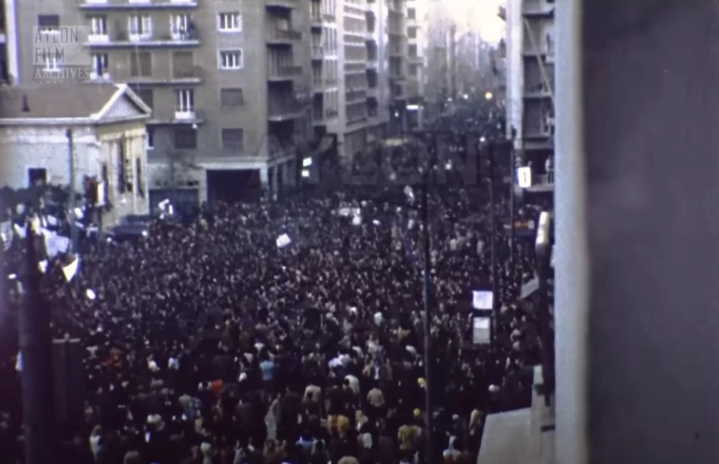 κοσμος εξω απο το πολυτεχνείο