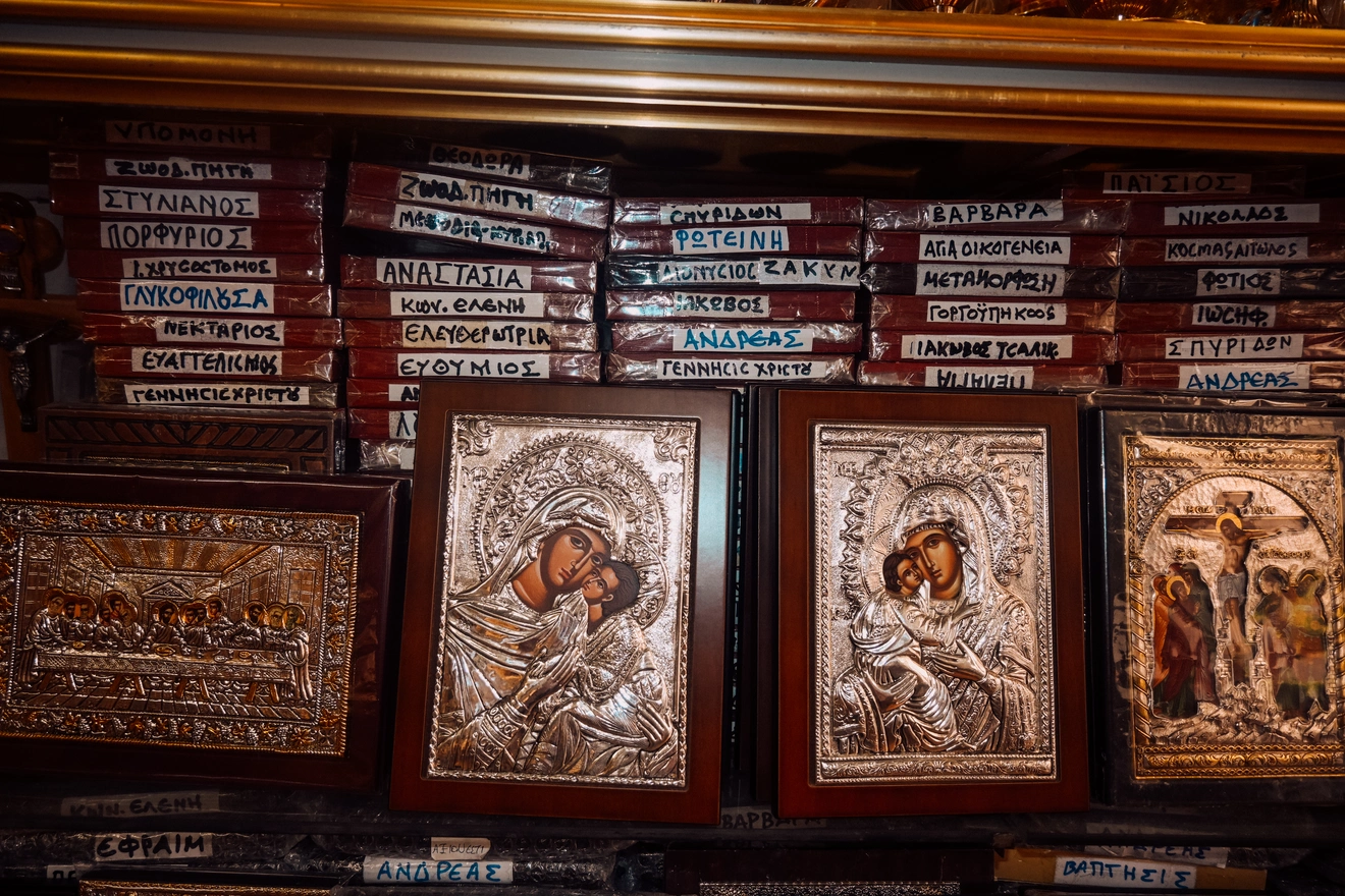 Οι χριστιανικές εικόνες των καταστημάτων.
