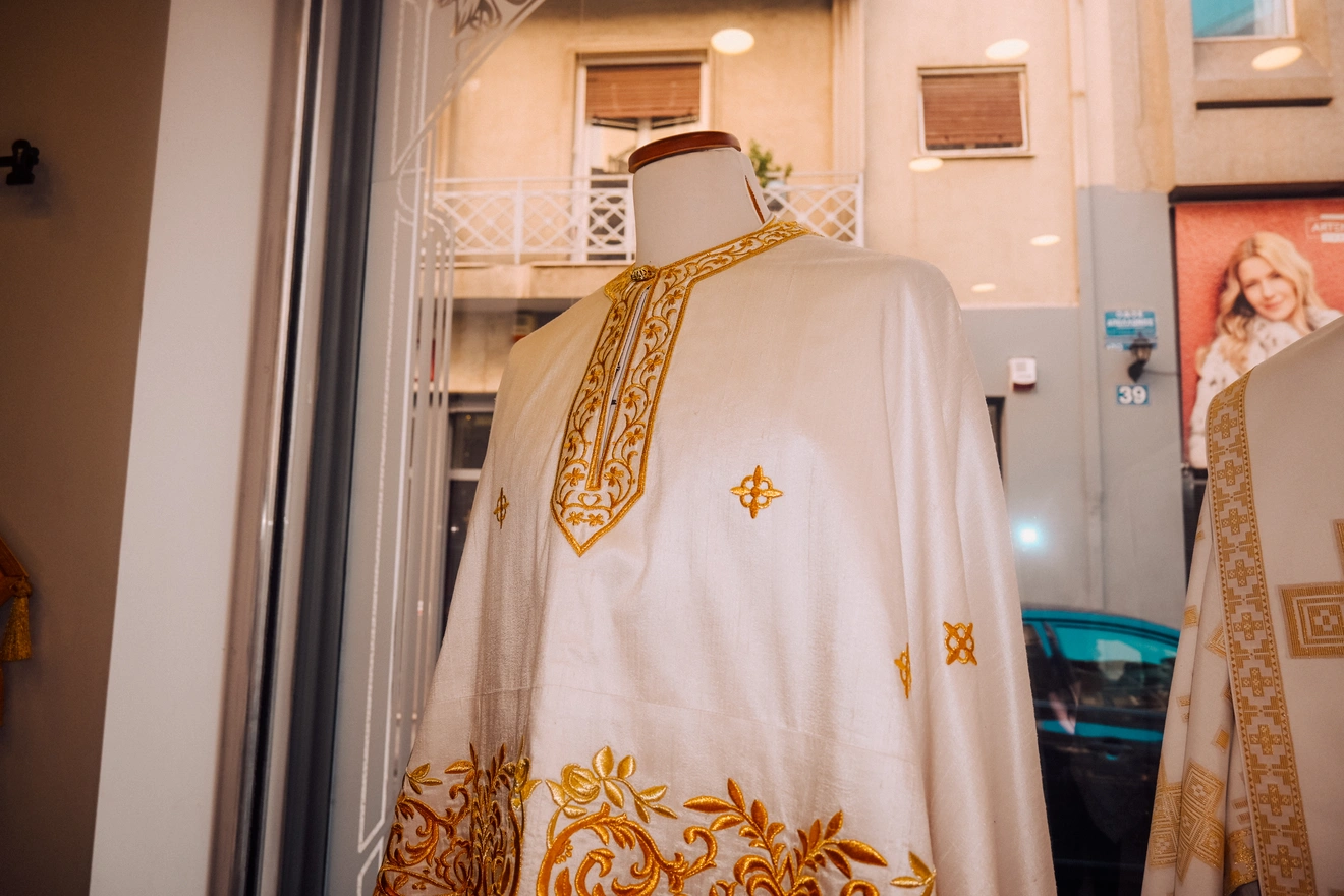 Ένα ράσο στο κατάστημα Χιτών.