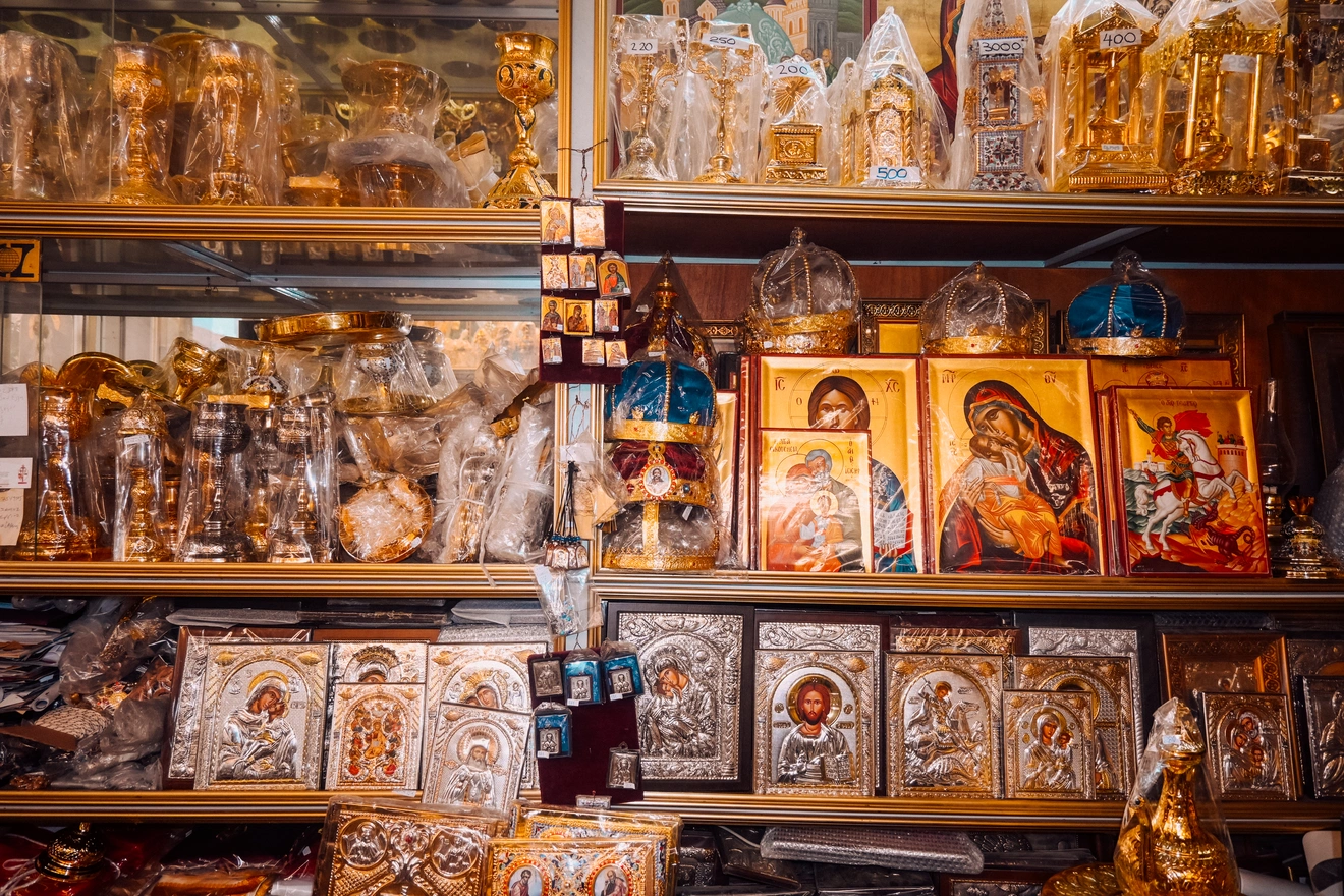 Εικόνες και μανουάλια στα καταστήματα εκκλησιαστικών ειδών.