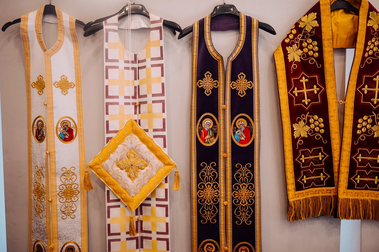 Μερικά από τα ράσα που μπορεί να βρει κανείς στο Χιτών.