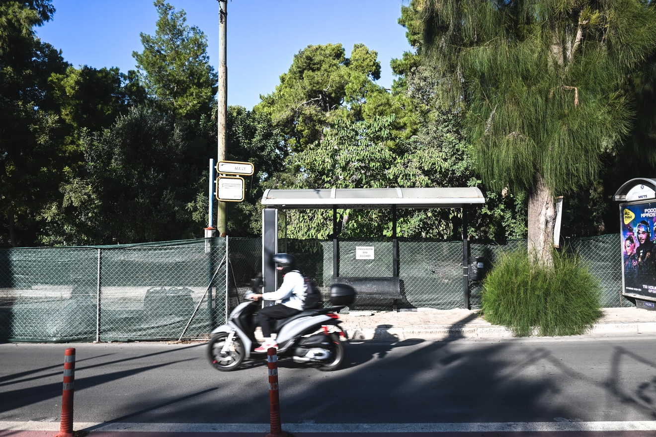 Ένας οδηγός κινείται παράτυπα στην Βασιλίσσης Όλγας.