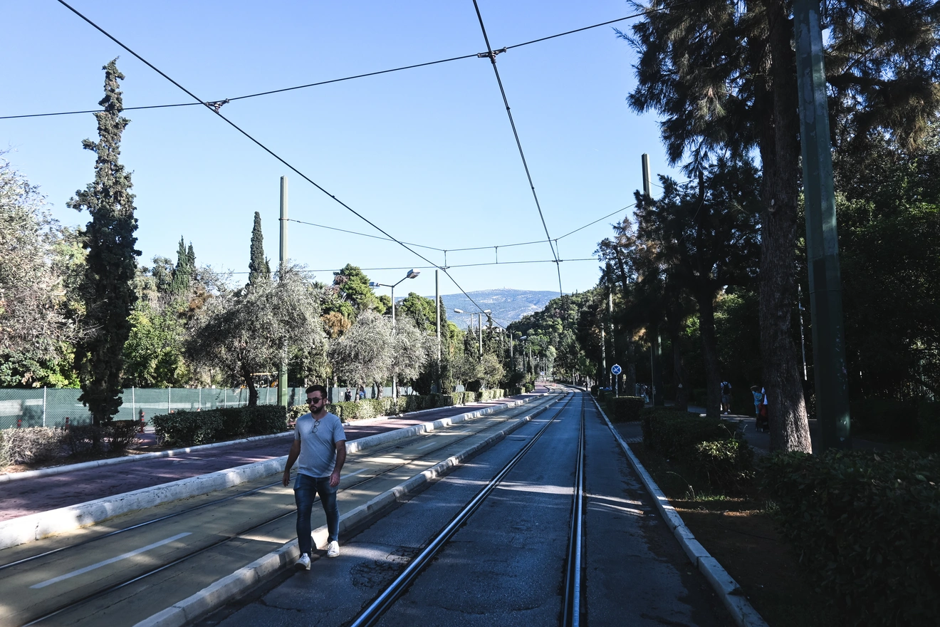 Πεζός περπατάει επί της Βασιλίσσης Όλγας.