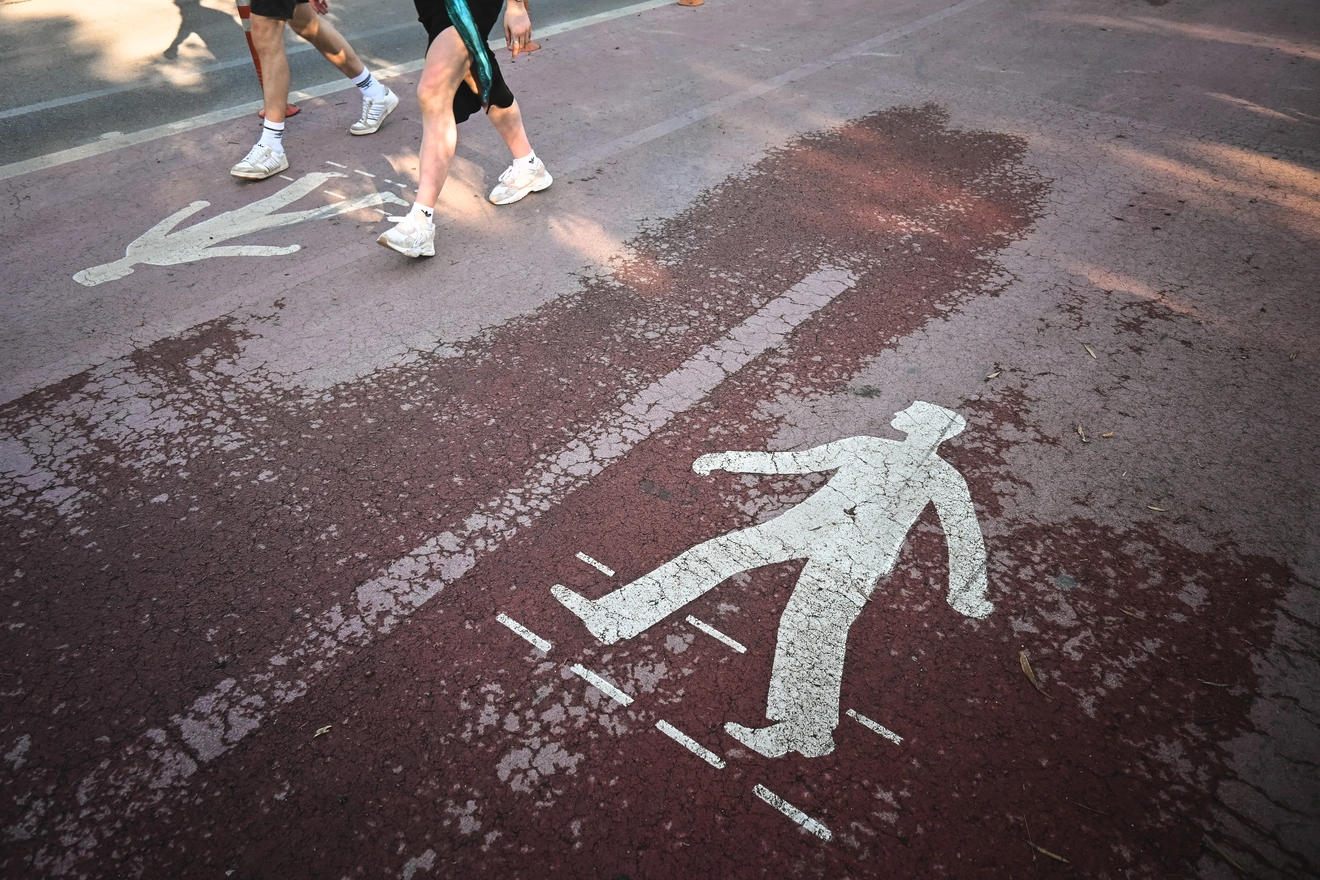 Πεζοί περπατούν στη Βασιλίσσης Όλγας.