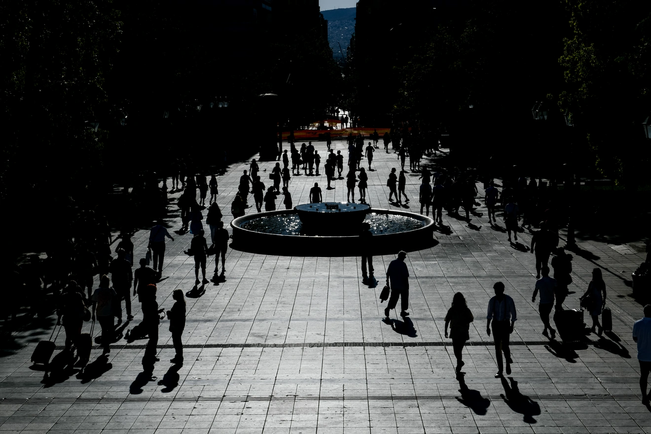 Περαστικοί από την Πλατεία Συντάγματος. 