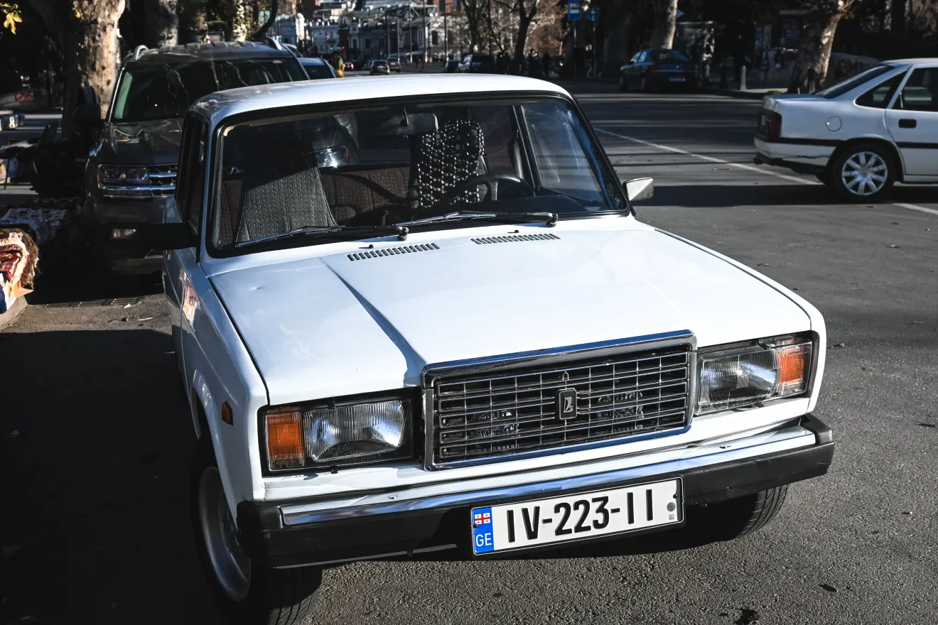 Ένα από τα τελευταία καλοσυντηρημένα Lada που κυκλοφορούν στην υπαίθρια αγορά της Τιφλίδας.