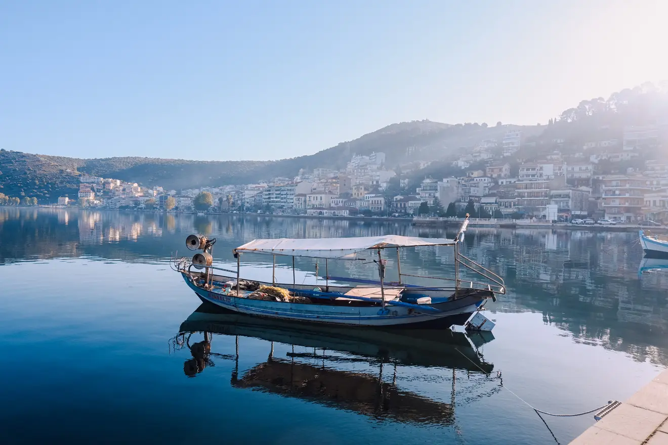 Ένα καϊκι με θέα την Αμφιλοχία