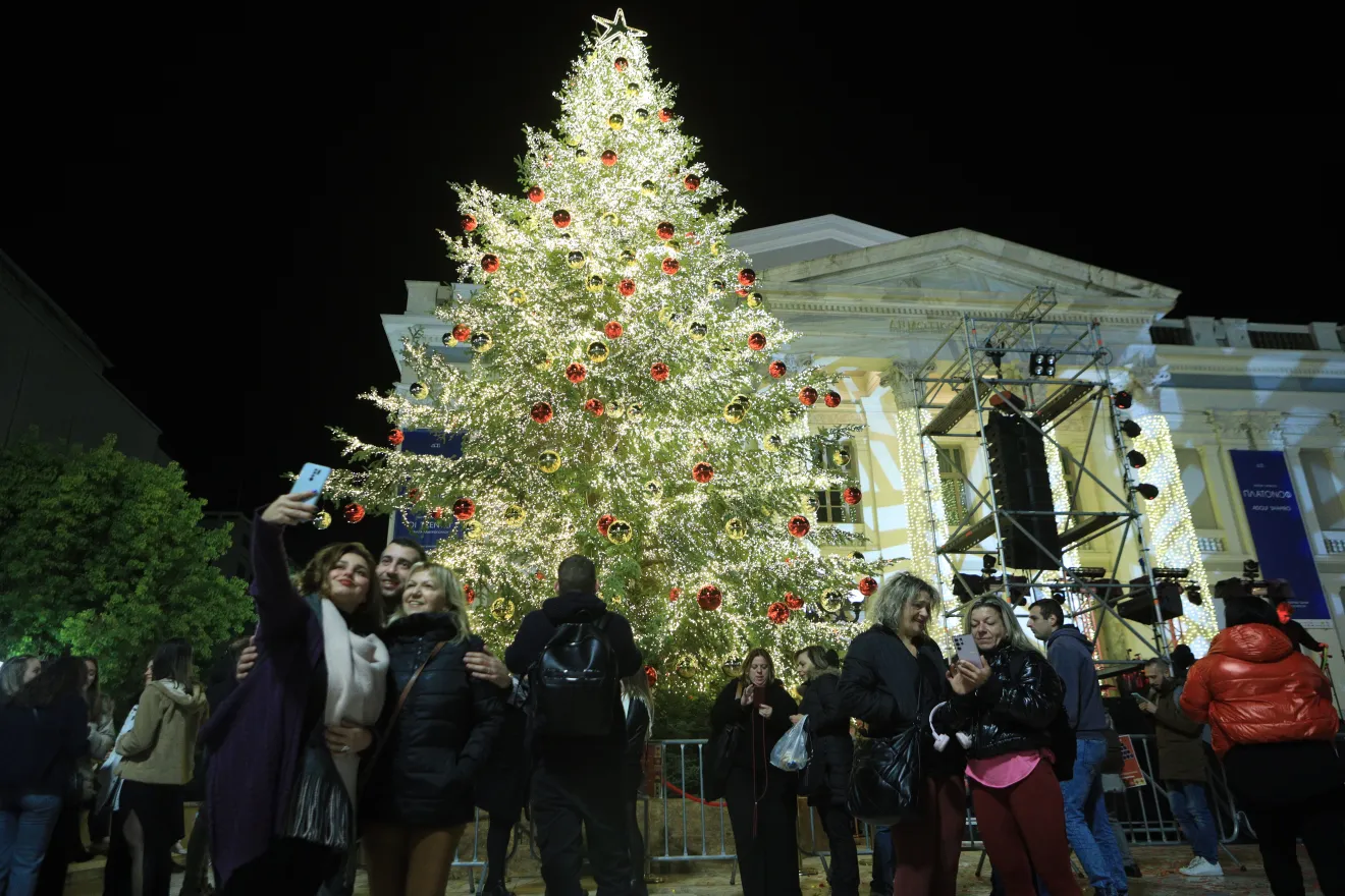 H φωταγώγηση του χριστουγεννιάτικου δέντρου στον Πειραιά. 