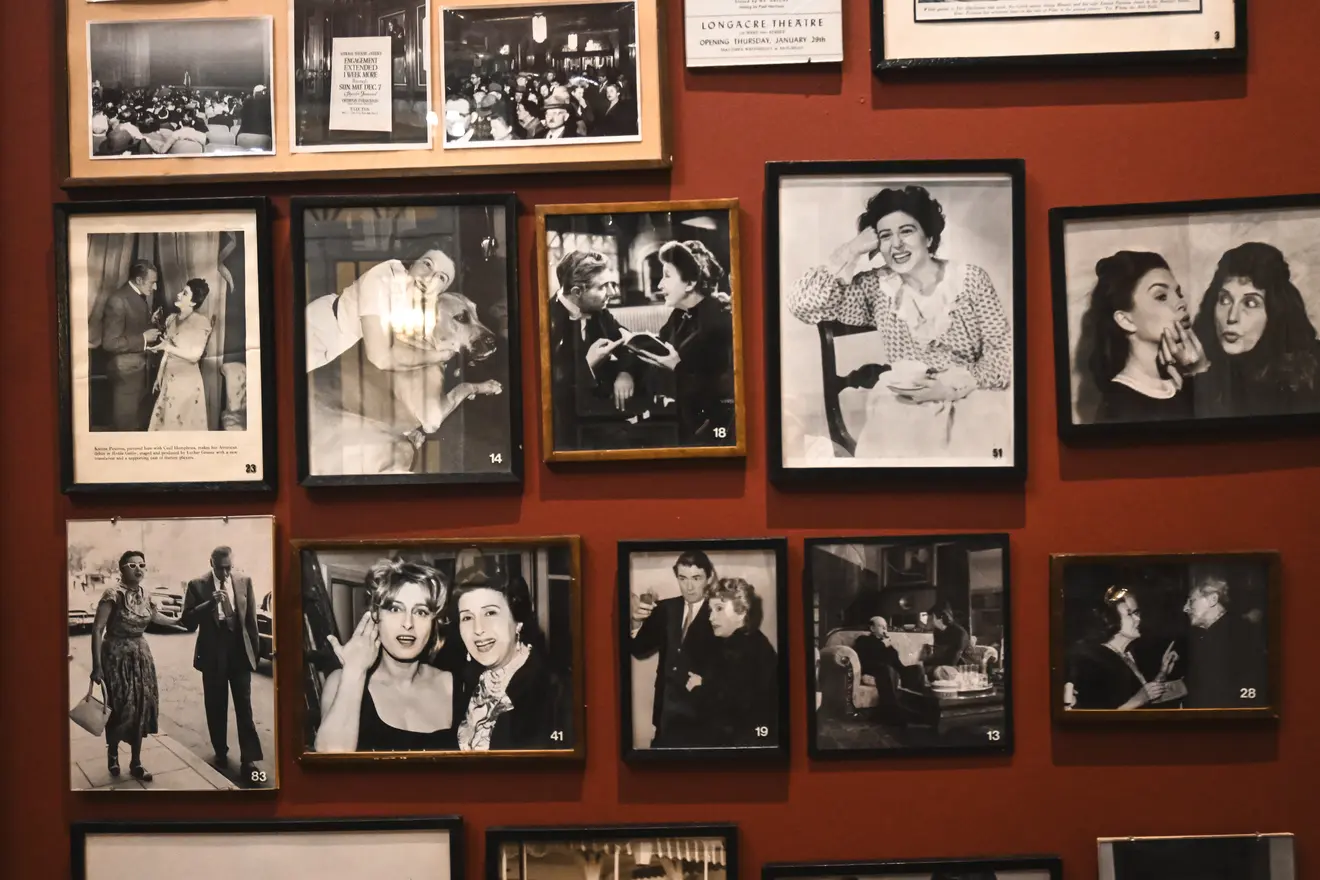 Φωτογραφίες με πρωταγωνίστρια την Κατίνα Παξινού.