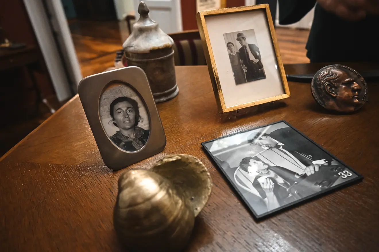 Μερικές φωτογραφίες πάνω στο γραφείο του Αλέξη Μινωτή.