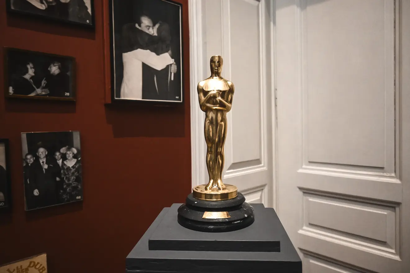 Το χρυσό αγαλματίδιο της Κατίνας Παξινού.