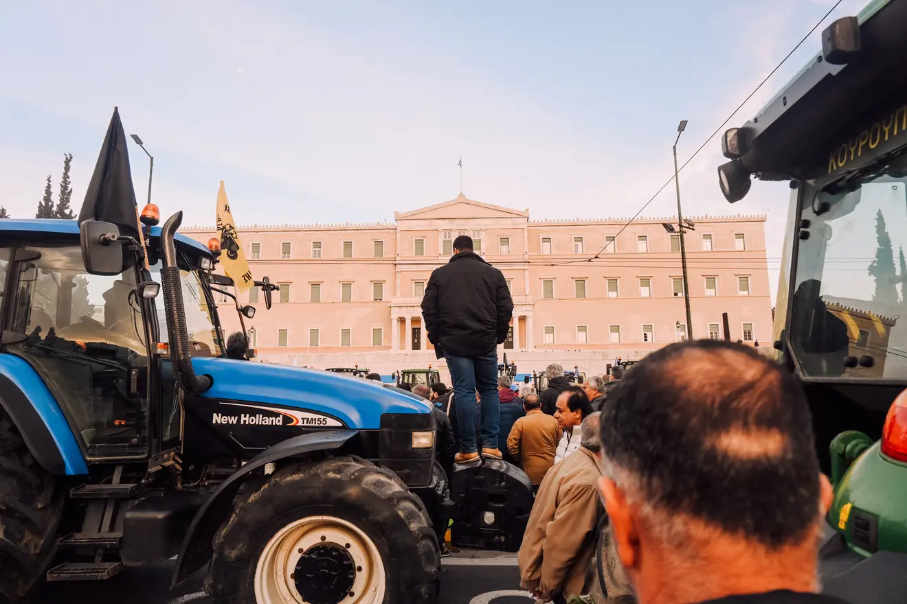Αγρότες έξω από τη Βουλή.