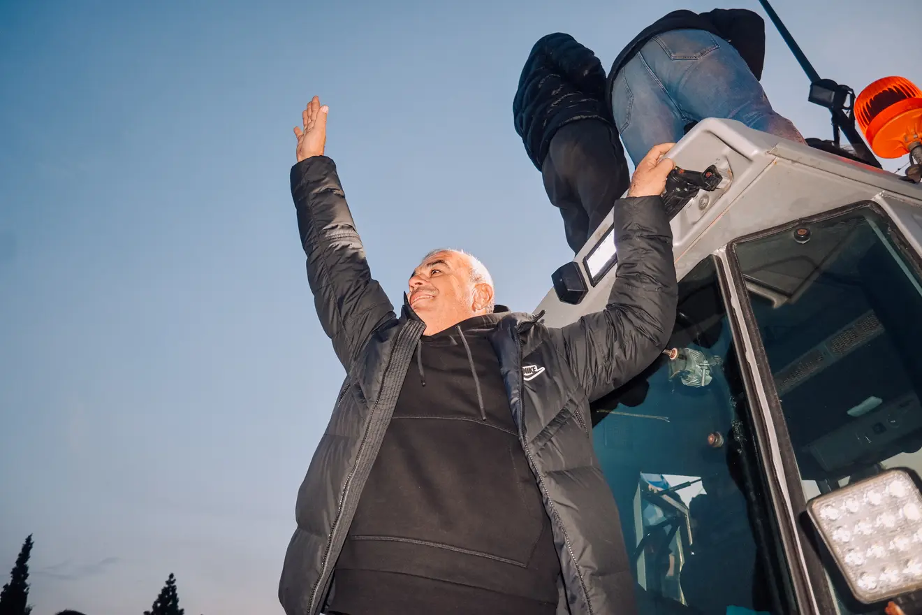 Αγρότης πάνω σε τρακτέρ