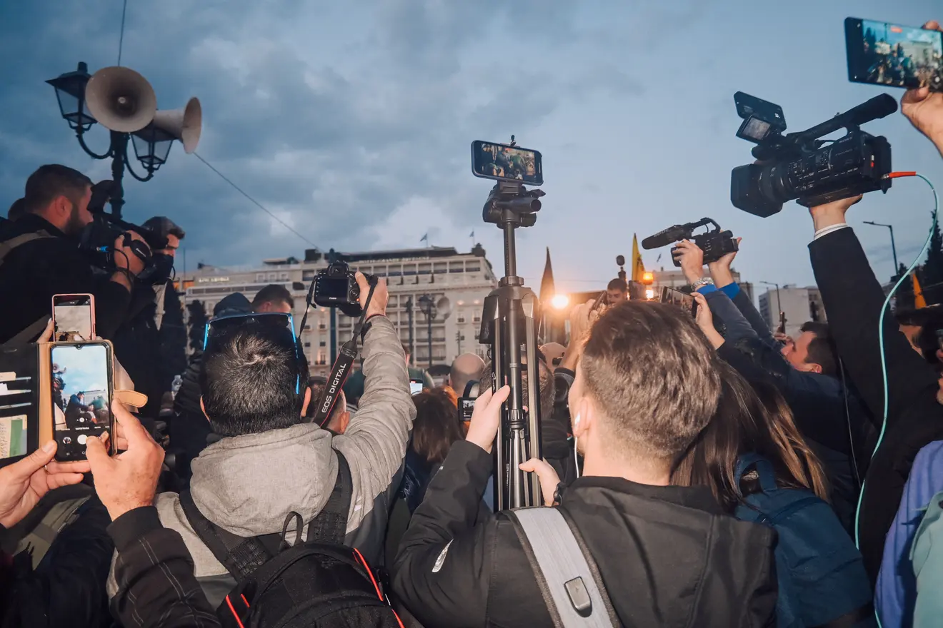 Ρεπόρτερ κυνηγούν τον Στέφανο Κασσελάκη.