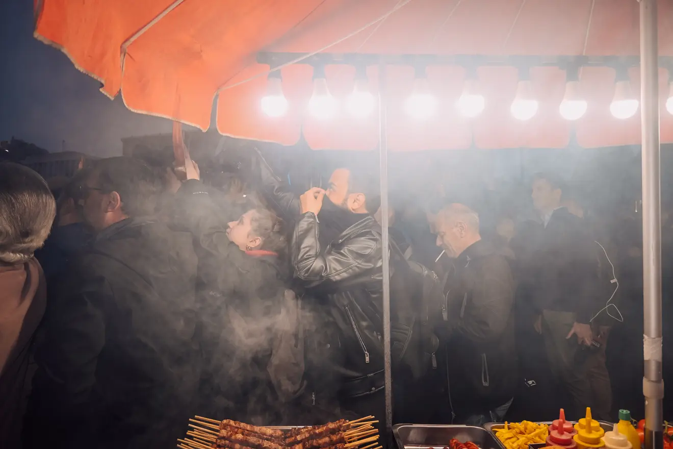 Δημοσιογράφοι μπροστά σε καντίνες.