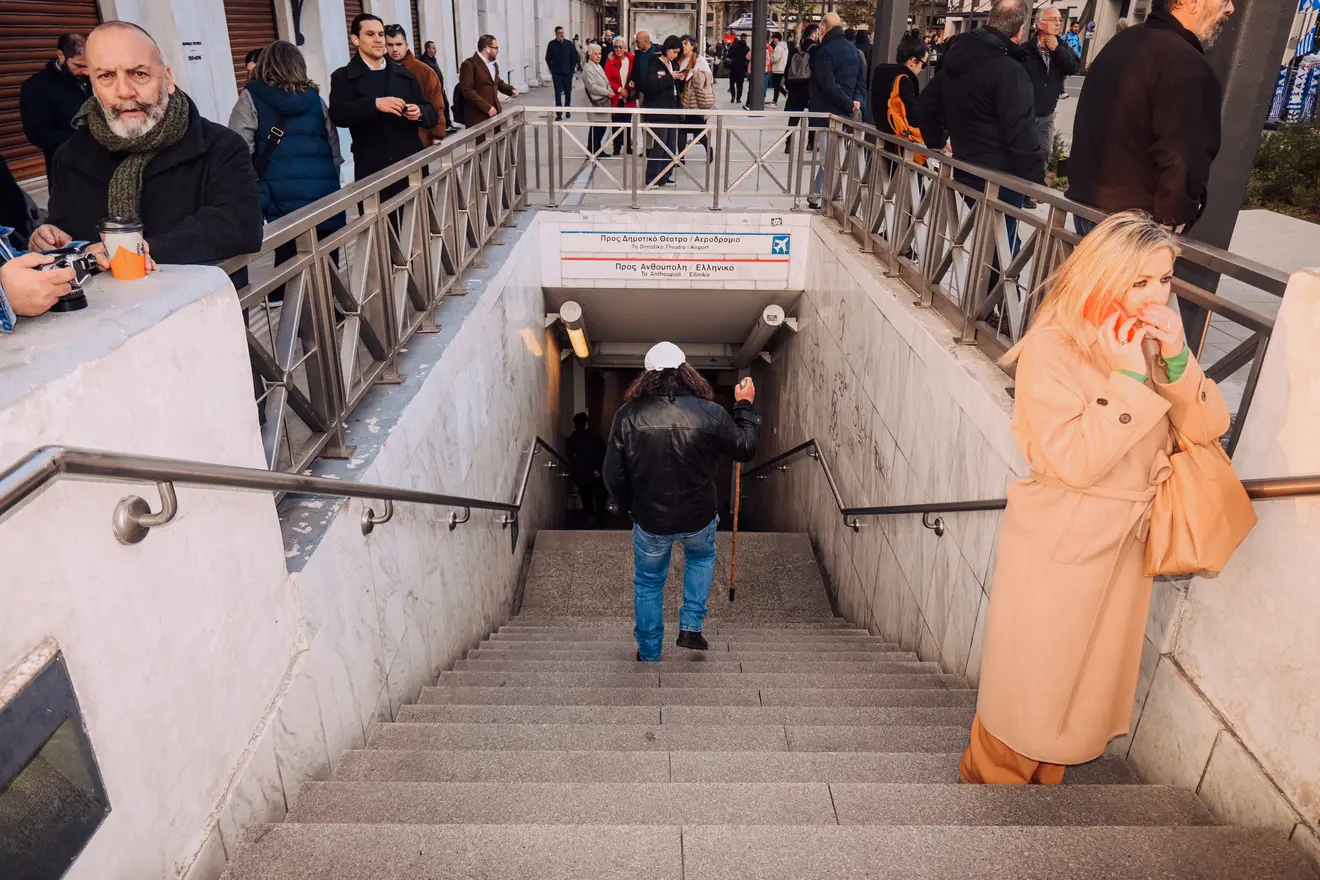Αγρότης κατεβαίνει τις σκάλες του μετρό.