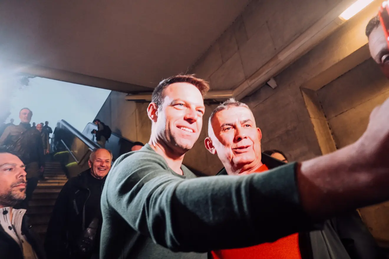 Ο Στέφανος Κασσελάκης βγάζει φωτογραφία με έναν αγρότη.