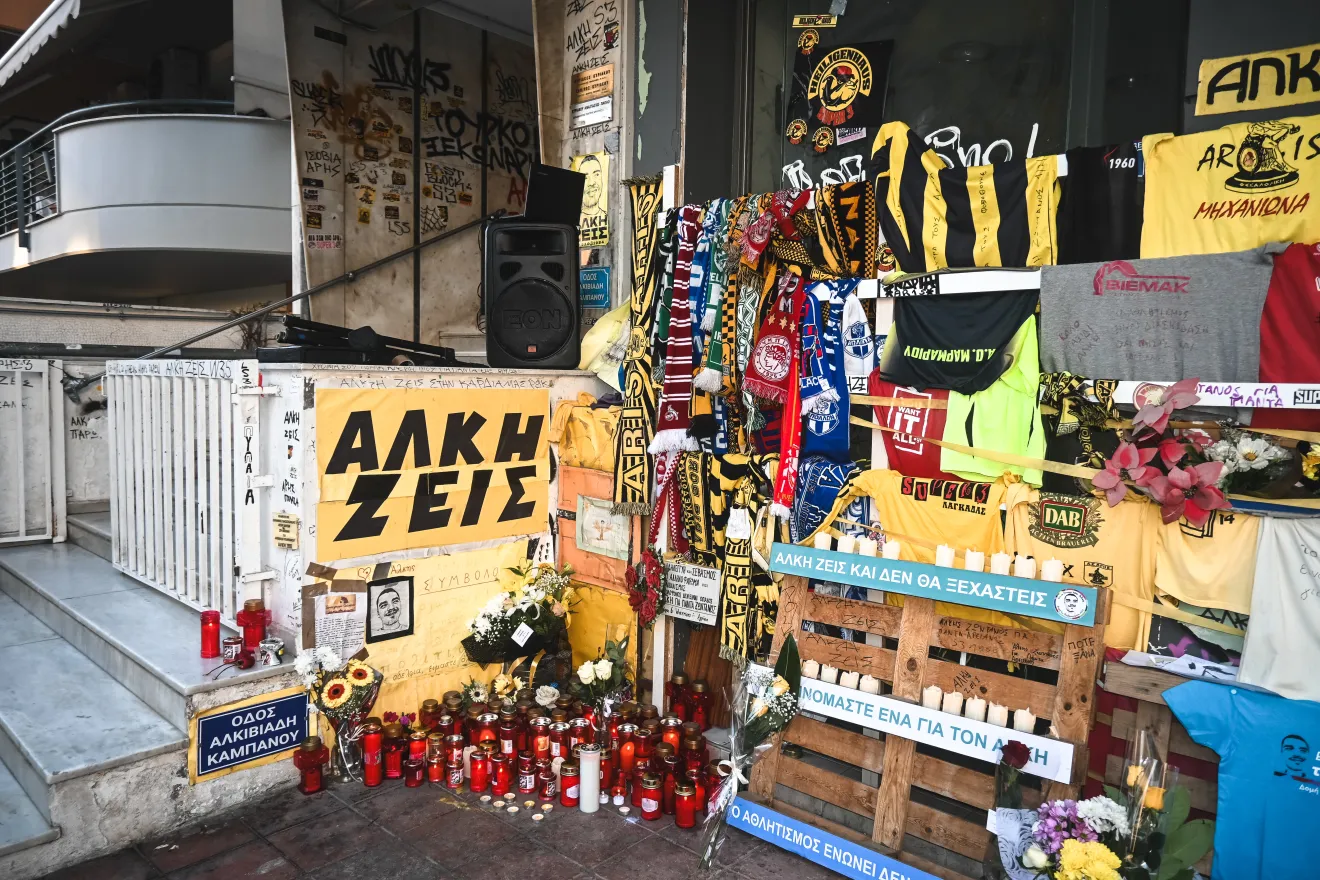Το σημείο δολοφονίας του Άλκη Καμπανού είναι γεμάτο με κεράκια, λουλούδια και κασκόλ από κάθε ομάδα.