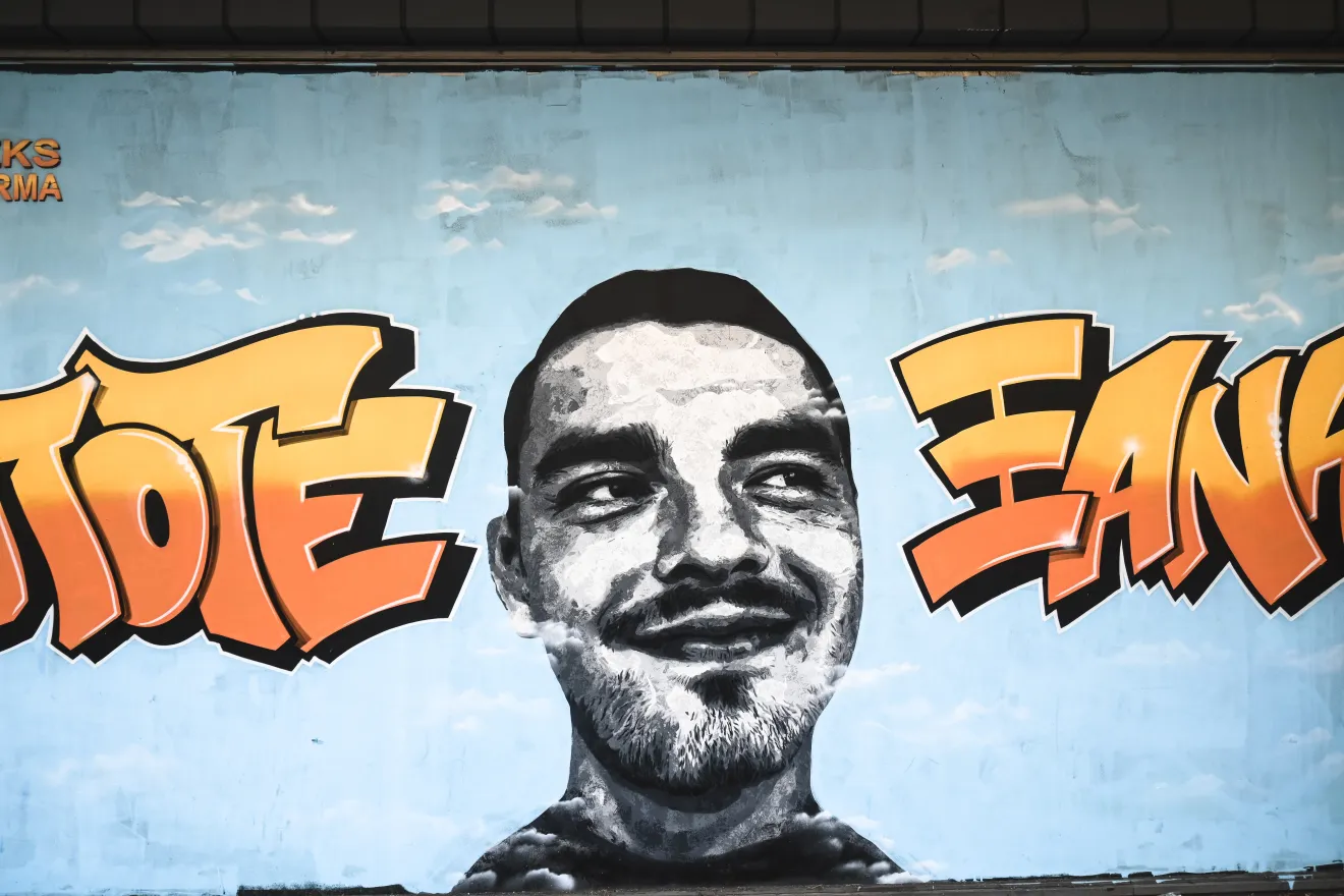 Ένα γκράφιτι με το πρόσωπο του 19χρονου Άλκη.