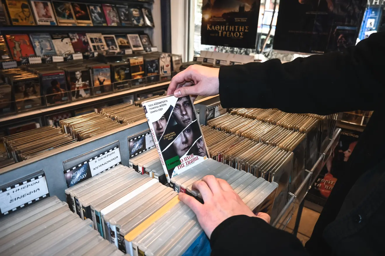 Τα ράφια του Movie Galaxy είναι γεμάτα με ταινίες κάθε εποχής. 