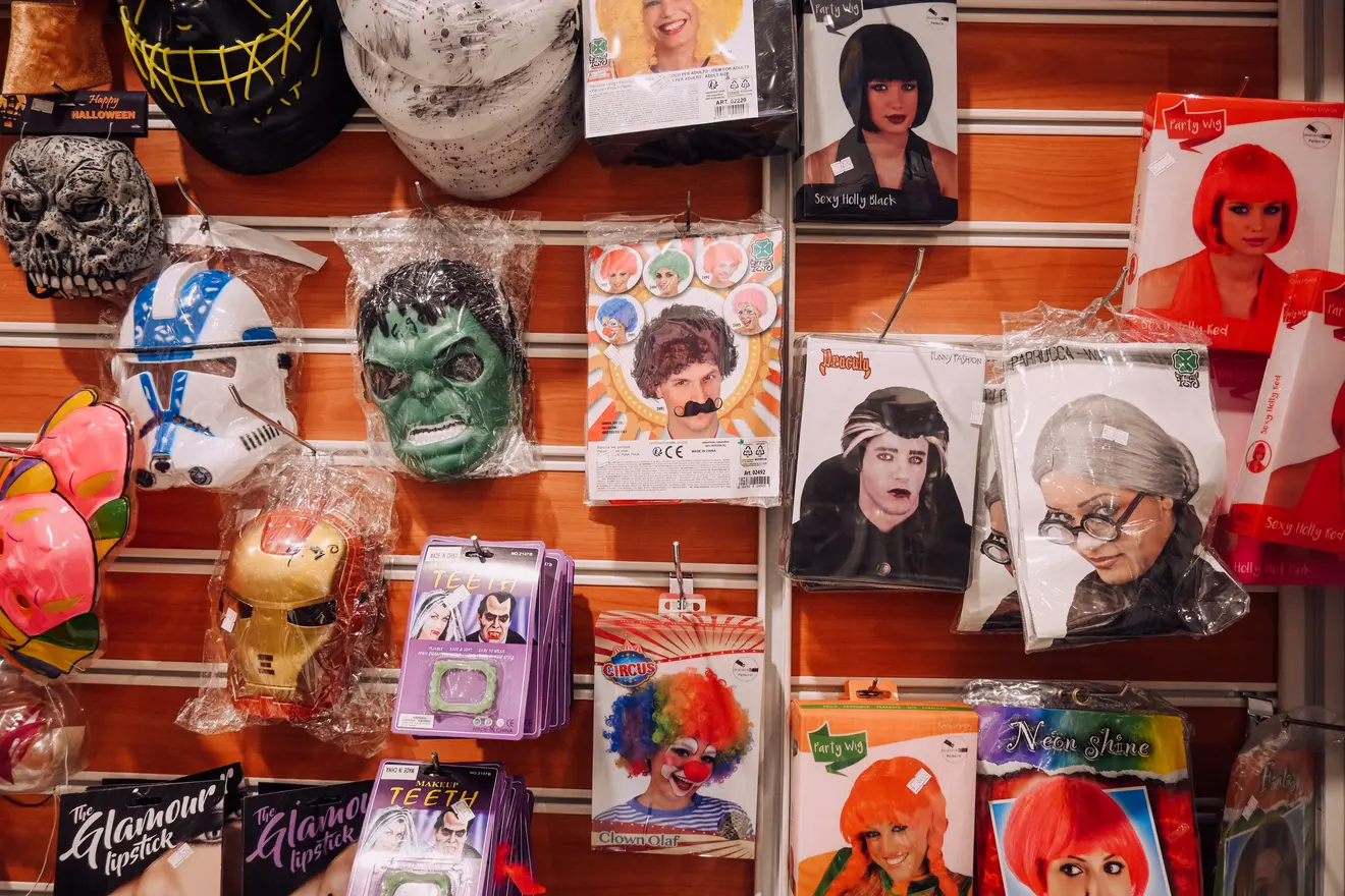 Συσκευασίες με αποκριάτικες περούκες.