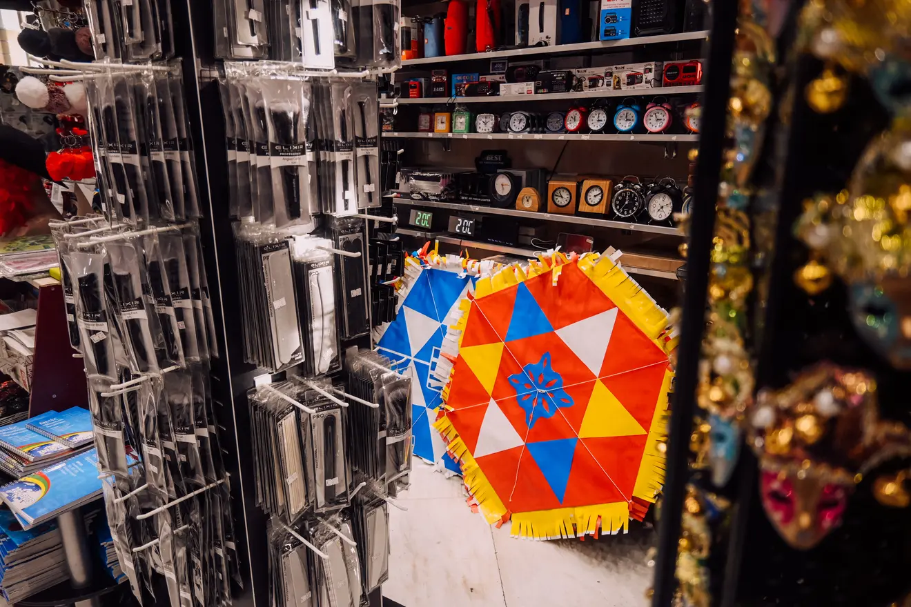 Χαρταετοί στο κατάστημα της πλατείας Ομόνοιας.