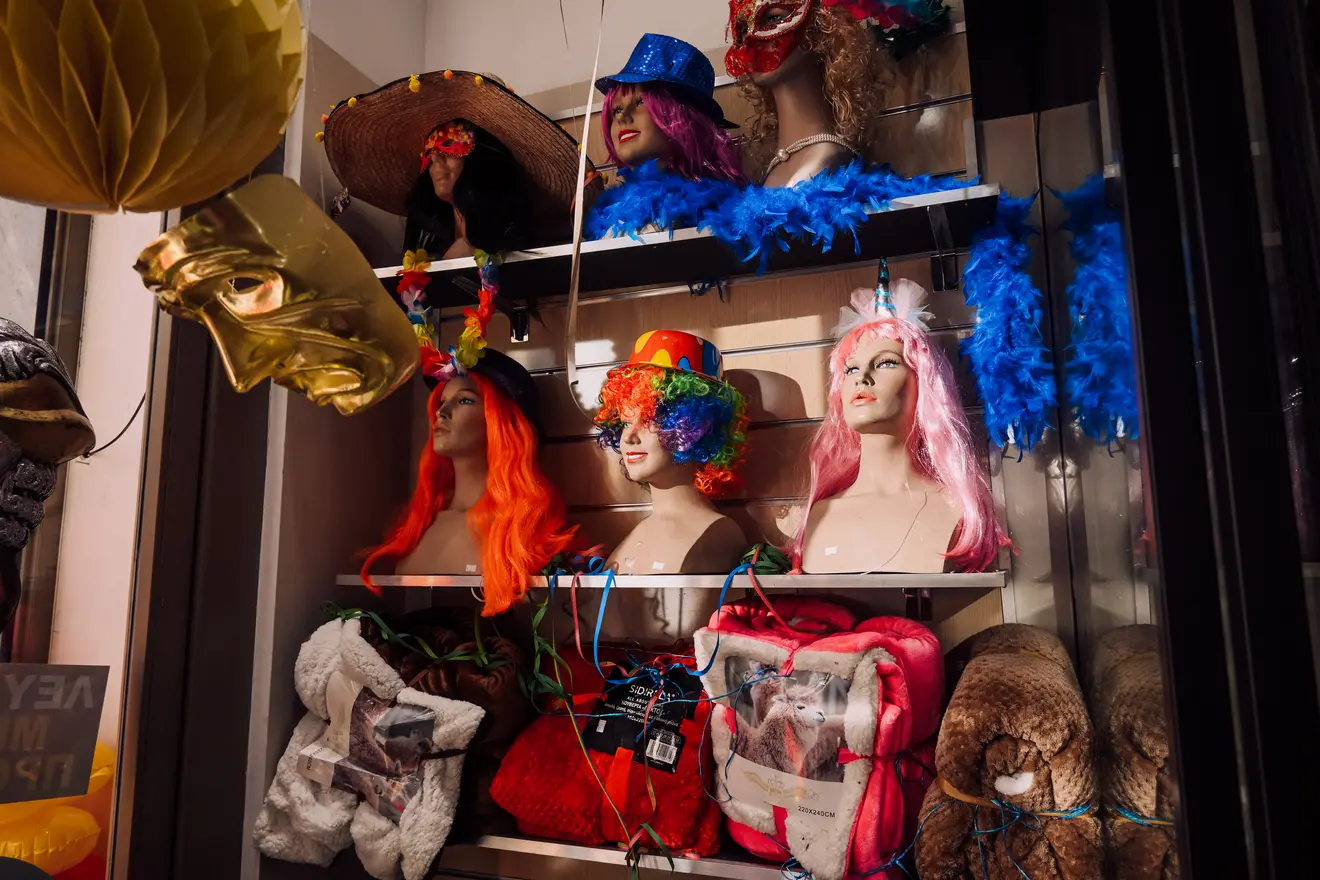 Περούκες προς πώληση.