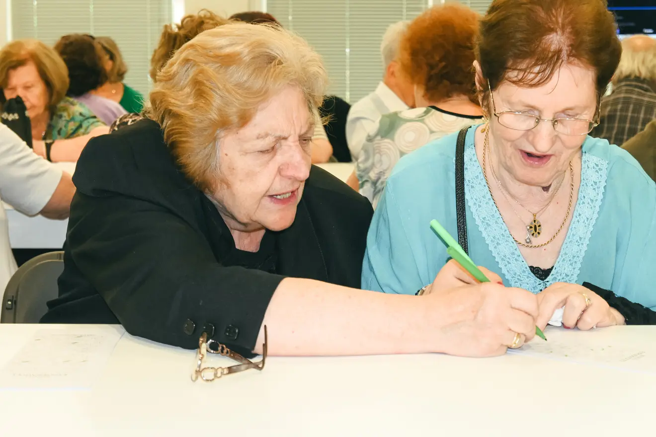 Δύο γιαγιάδες συνεργάζονται για να συμπληρώσουν τη φόρμα.