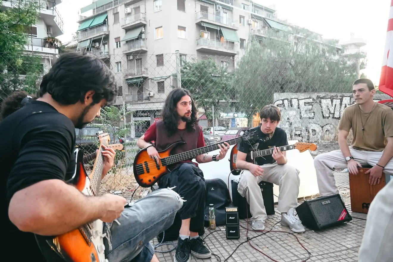 Ο Άρης έμαθε να παίζει κιθάρα μόνος του στα 17. 