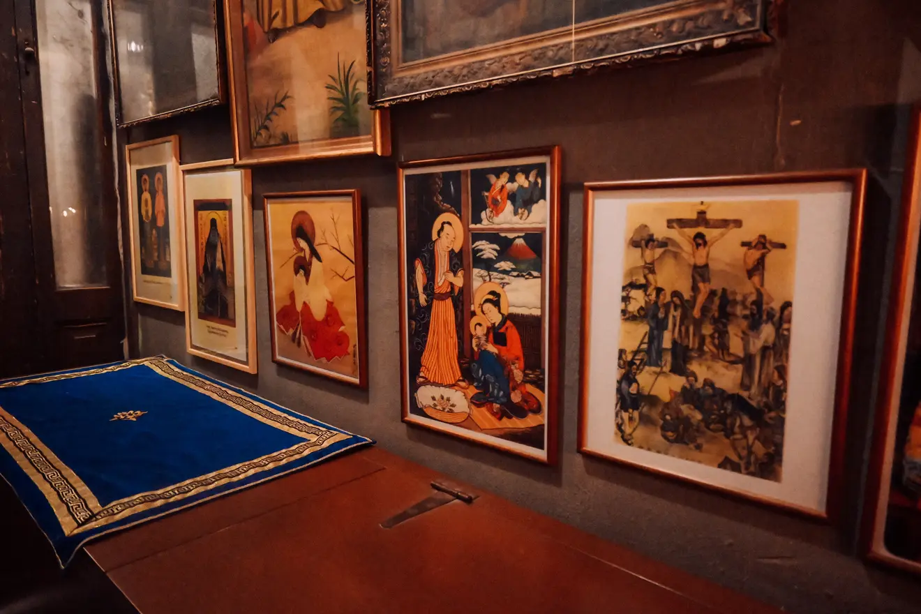 Οι ασιατικές εικόνες στους τοίχους του ναου.