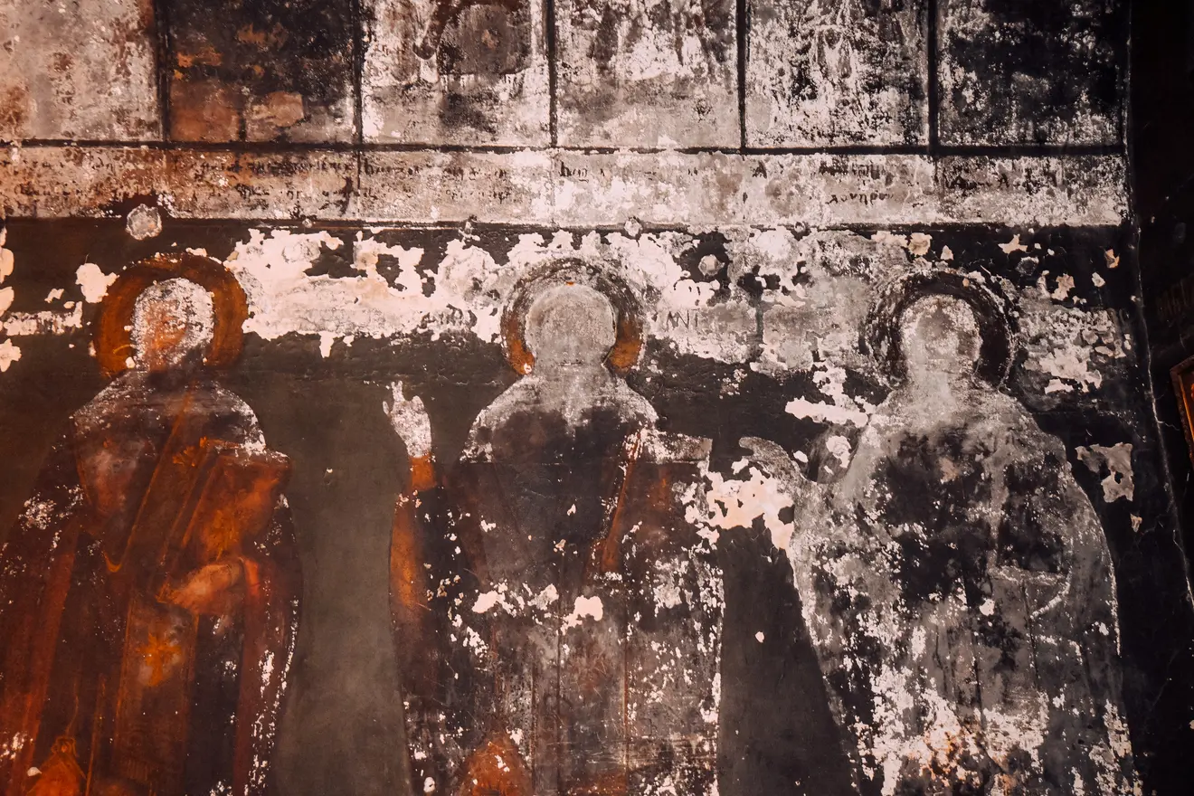 Οι φθαρμένες αγιογραφίες εξαιτίας της πυρκαγιάς.