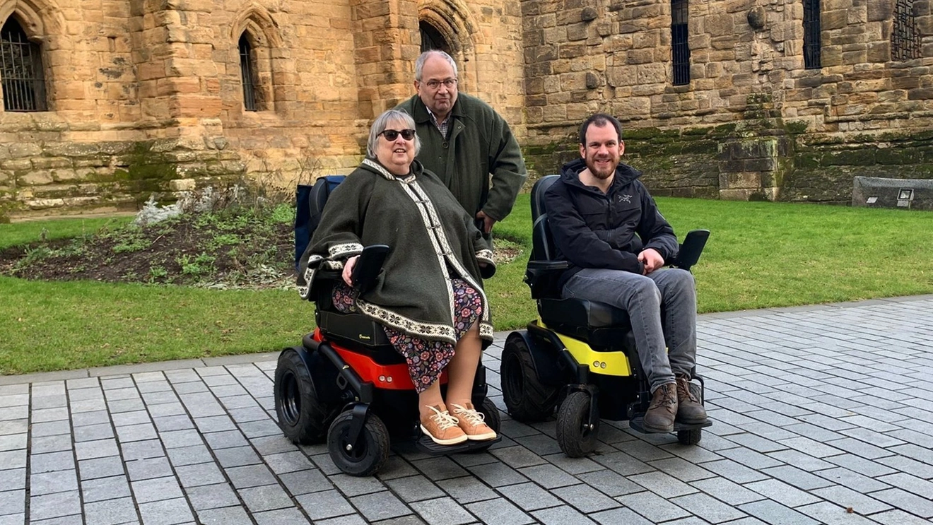 Ο Άλεξ Παπανικολάου και πελάτισσά του