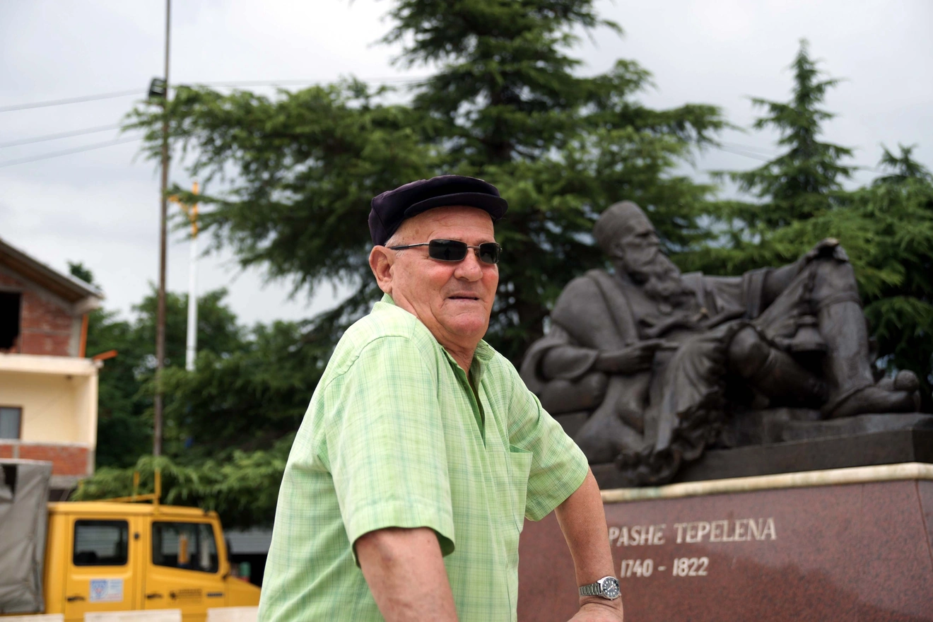 Άνδρας στο Τεπελένι της Αλβανίας