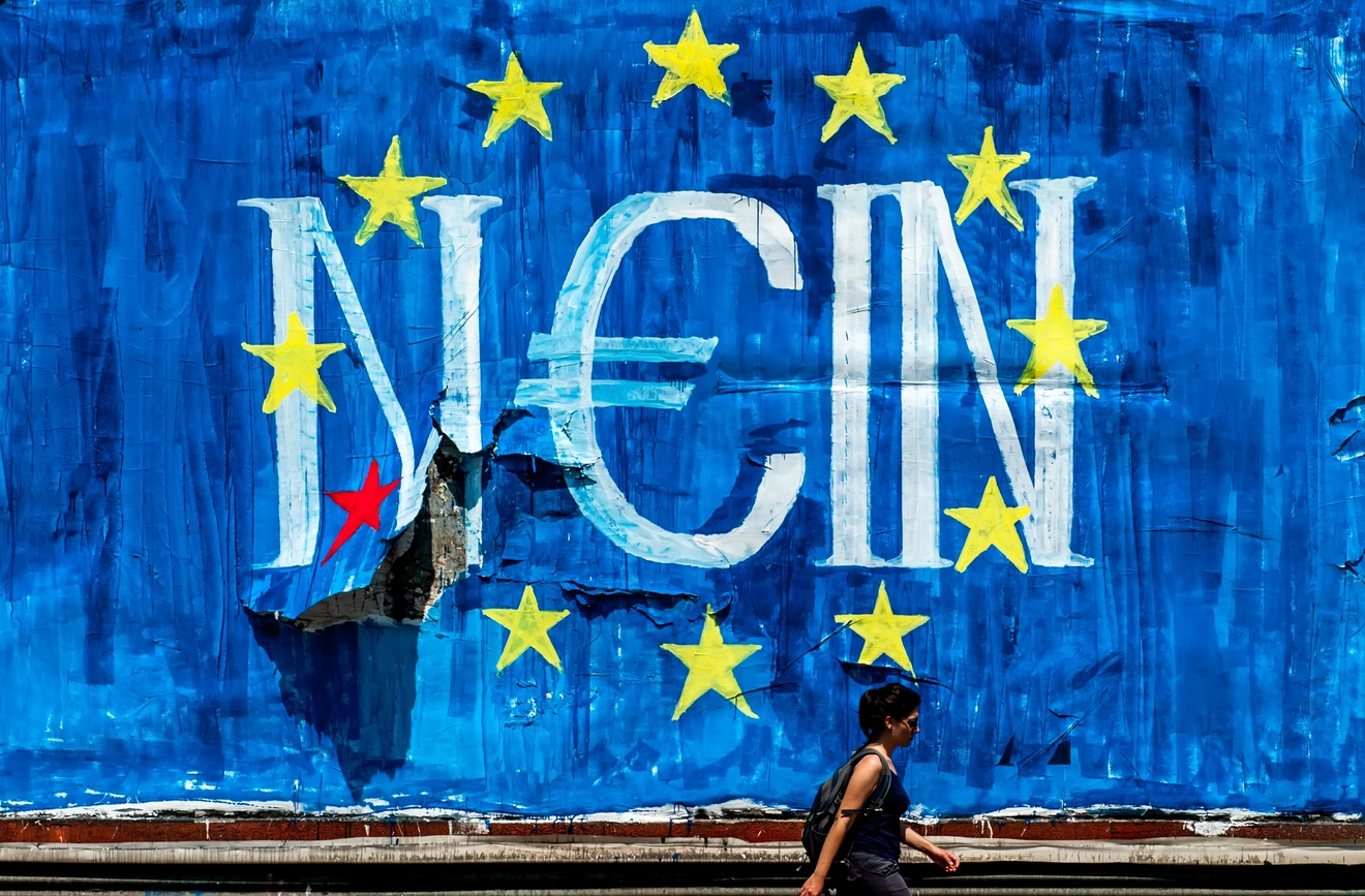 Γκράφιτι στους δρόμους της Αθήνας πριν την 5η Ιουλίου 2015.