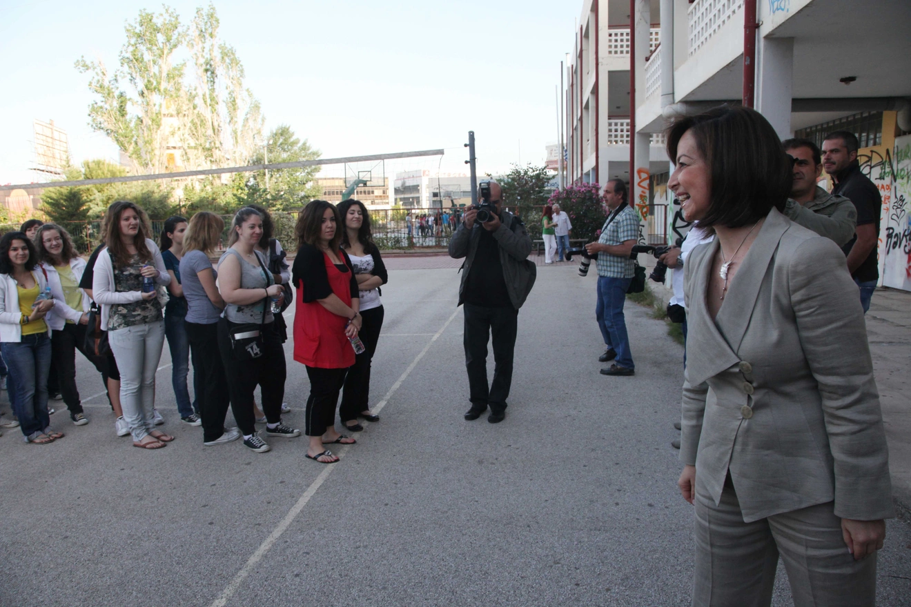 Επίσκεψη της υπουργού Παιδείας Άννας Διαμαντοπούλου στο 1ο Γενικό Λύκειο Αργυρούπολης για την έναρξη των Πανελληνίων Εξετάσεων.