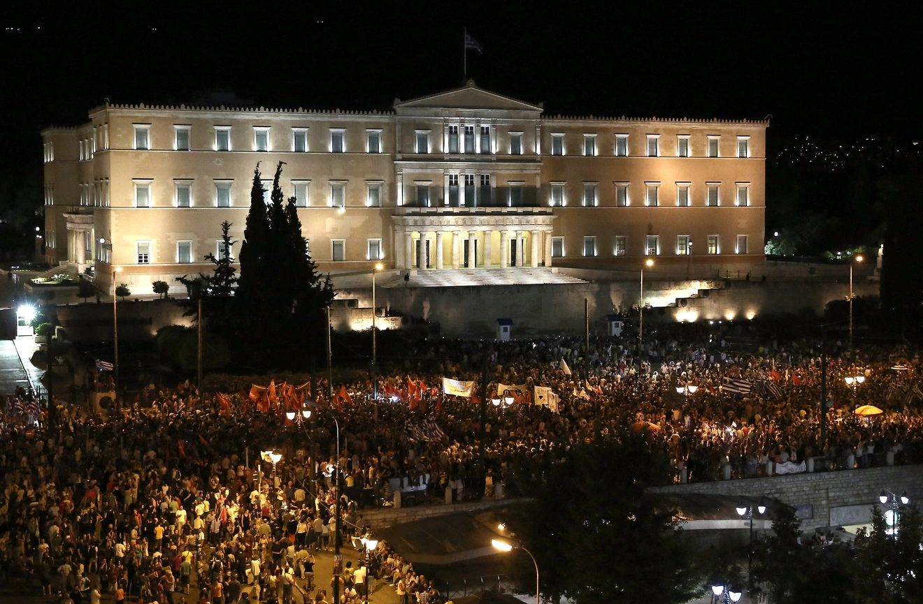 Περιμένοντας το αποτέλεσμα του δημοψηφίσματος στο Σύνταγμα. 
