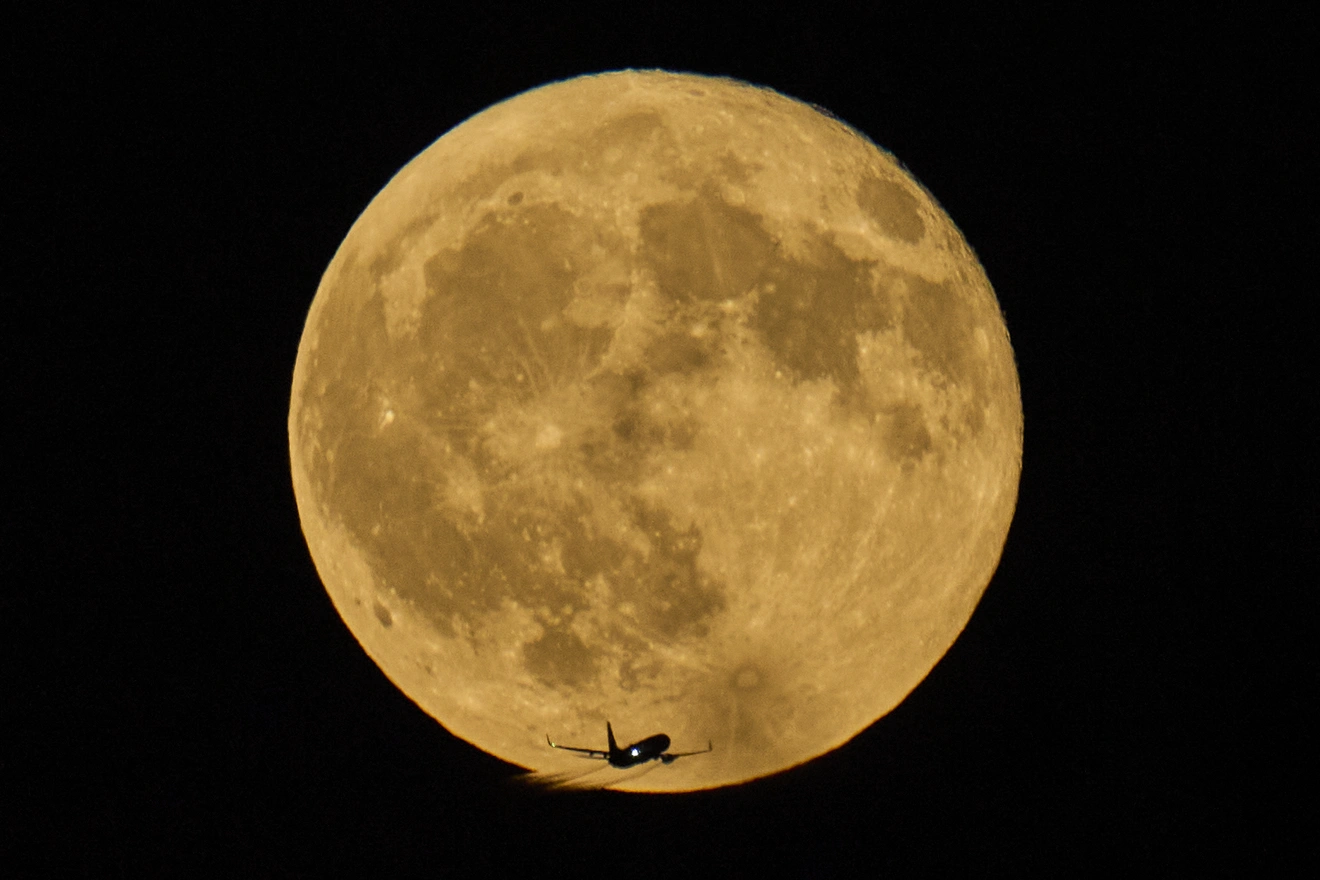 Αεροπλάνο μπροστά από την «Πανσέληνος του Οξύρρυγχου»